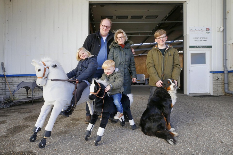 Carin, Paul, Sietse, Daphne en Arjan 
 
 
 
 
Imming samen met de hond voor hun bedrijfspand met bovenwoning.