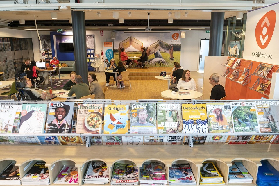 Vertellers en ’lezers’ van verhalen bijeen in de bibliotheek in Heerhugowaard.