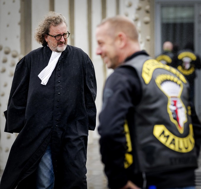 Advocaat Erik Thomas van Satudarah komt aan bij het het Justitieel Complex Schiphol.