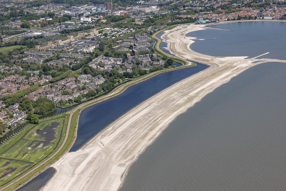 Het stadsstrand  in ontwikkeling  langs de Westerdijk.