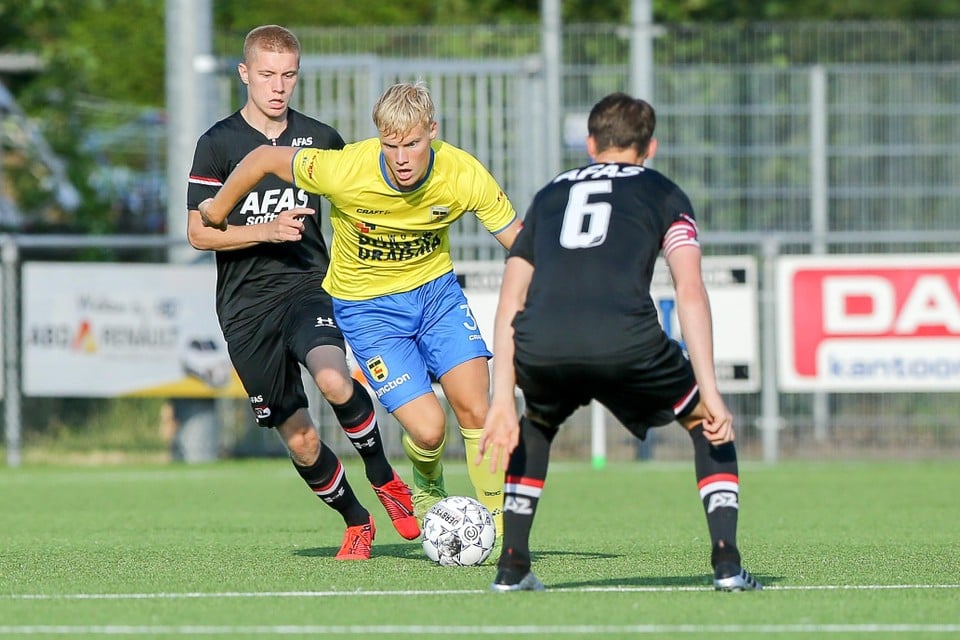 Piet Halman als speler van Jong Cambuur in actie tussen Rasmus Wendt en Peer Koopmeiners (6) tijdens een oefenwedstrijd tegen Jong AZ.