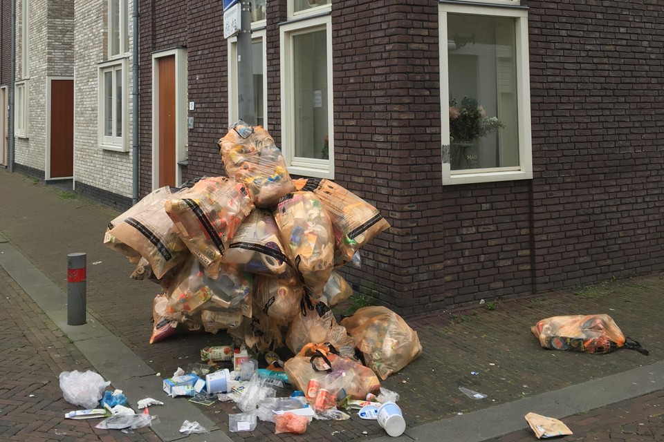 Plastic afval dat te vroeg aan de straat wordt gezet, kan soms leiden tot zwerfvuil.