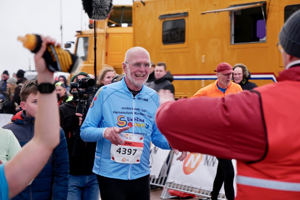 Jaap Wit heeft het weer gehaald: voor de 46e keer gaat hij over de finish in de Egmond Halve Marathon.