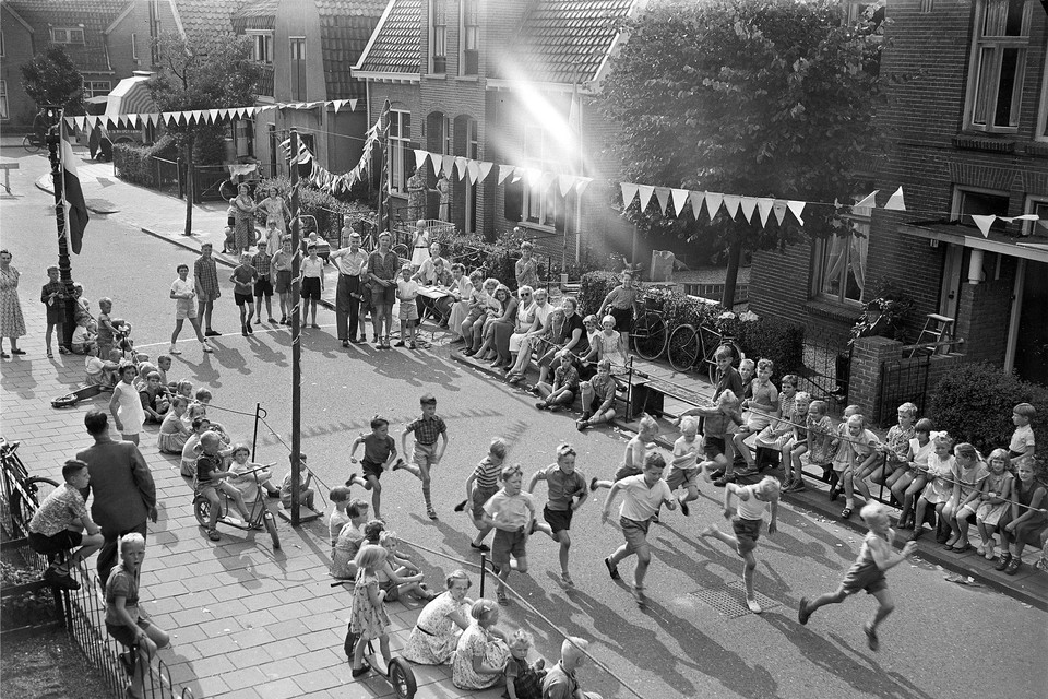 Olympische Spelen in de Bijlstraat in de zomer van 1955. Linksboven het midden staan organisatoren Joop Vrakking en Wim Vos.