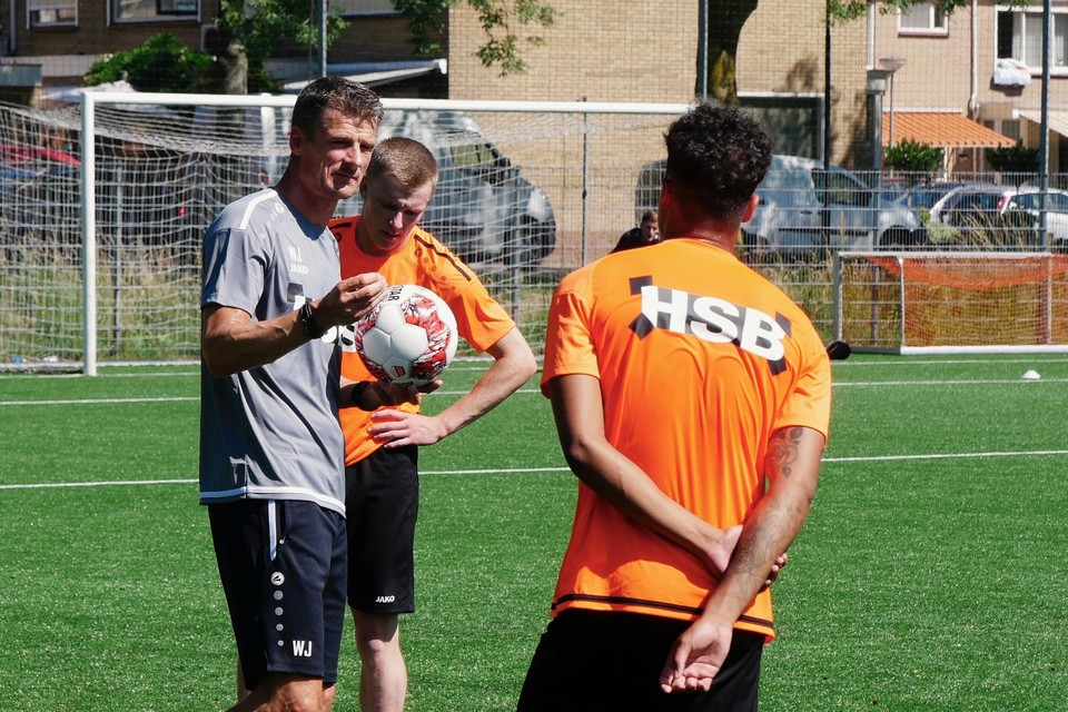Wim Jonk geeft uitleg tijdens zijn eerste training met de selectie van FC Volendam.