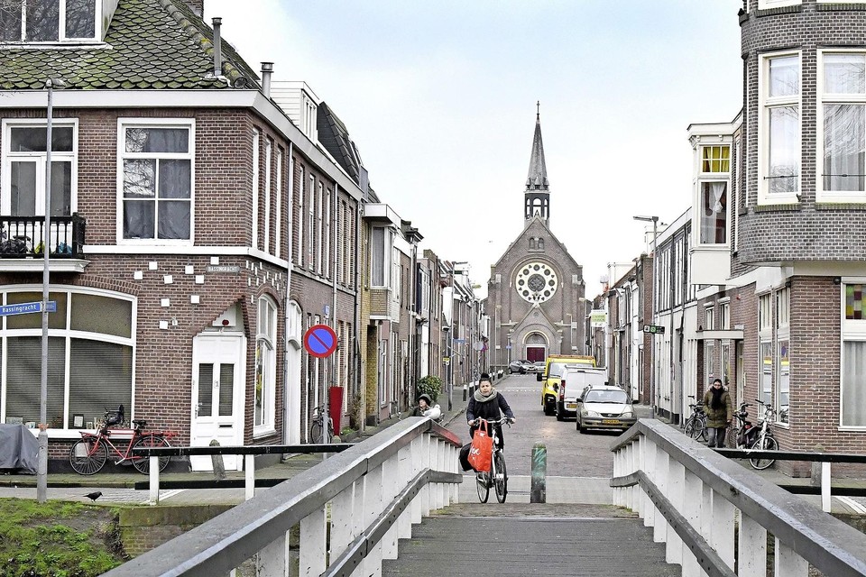 Een doorkijkje van de Nieuwstraat, met aan het einde de Olvoo-kerk.