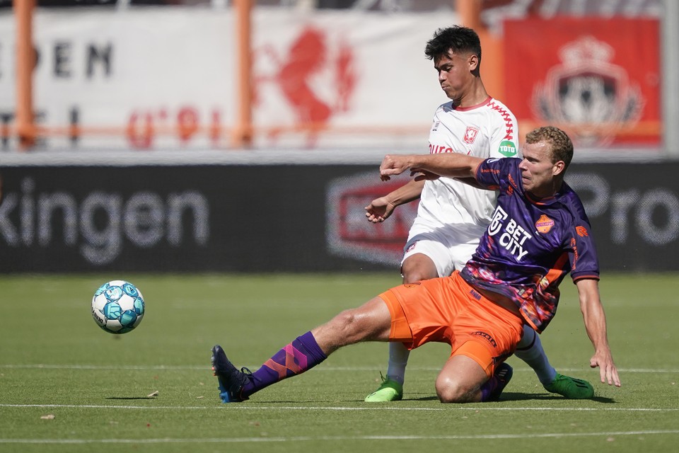 Henk Veerman vecht een duel om de bal uit met Mees Hilgers van FC Twente.
