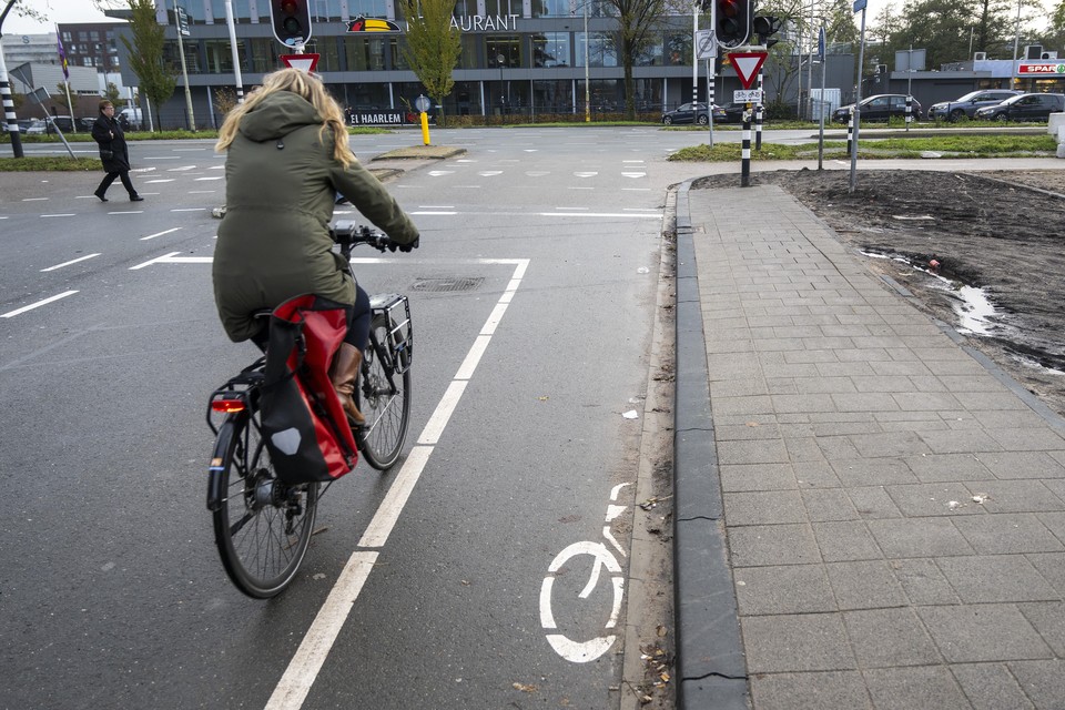 Een fietser fietst gemakshalve naast het fietspad in de Merovingenstraat in Haarlem.