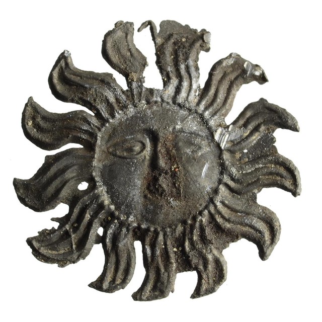 Speld van tin/lood met afbeelding zon, 1400-1500.