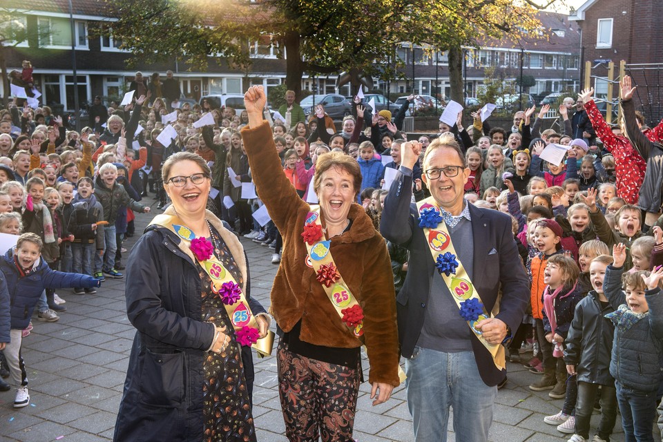 Jubilarissen Annette Heermans, Bianca Koomen en Evert Jonker worden feestelijk onthaald op het schoolplein.