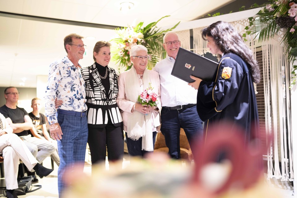 Op de VIP-avond van De Schakel werden Lou en Marleen van Hees door trouwambtenaar Patricia Vorstenbos opnieuw getrouwd.