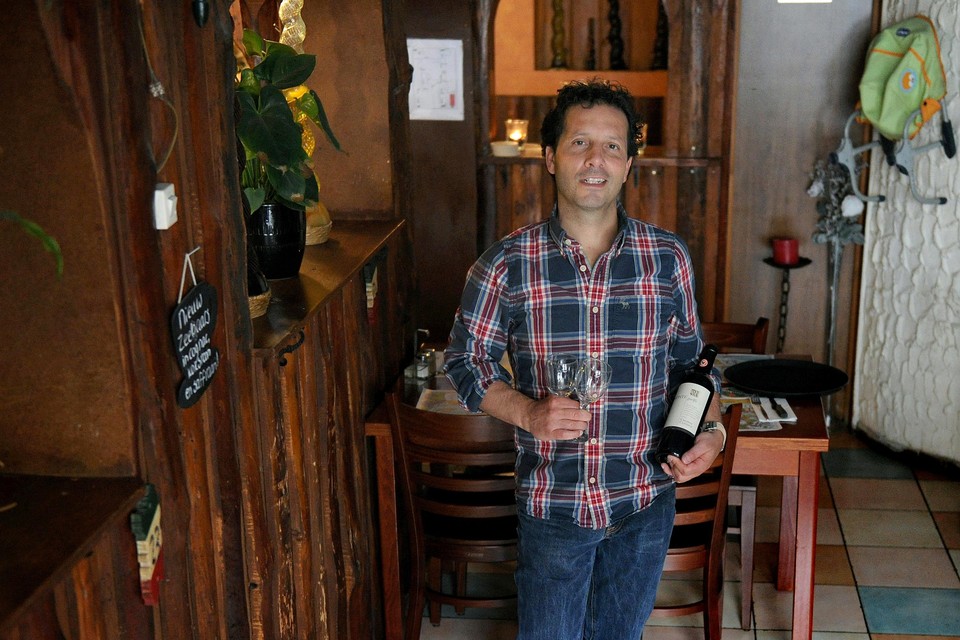 Ondernemer Carlo Assorgia in het huidige restaurant.