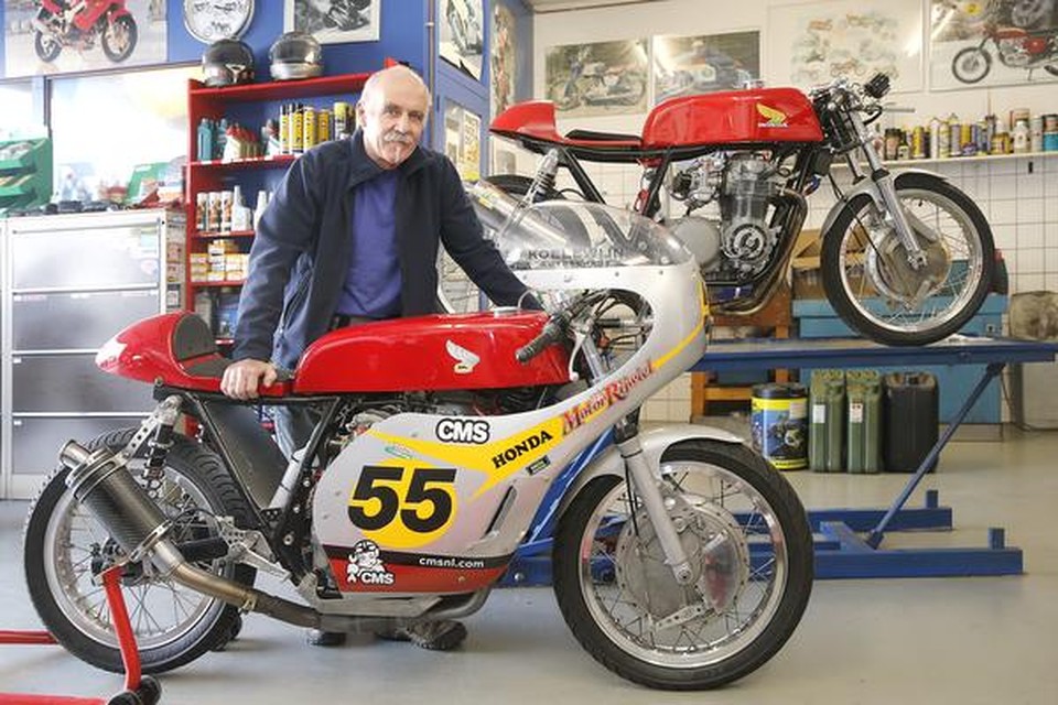 Veldtemer motorcoureur Ernst Hagen met zijn ’wapen’ voor het NK, een Honda CB500/4 racer.
