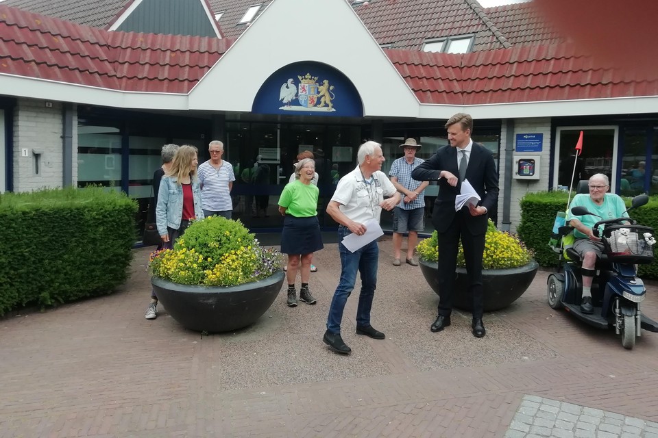 Actieleider Bert Kuis (links) overhandigt de petitie namens boze huurders aan de inmiddels afgetreden wethouder Bram Beemster.