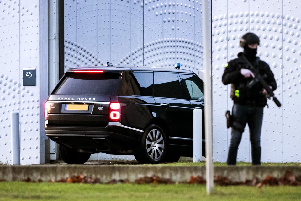 Een beveiligde auto komt aan bij de extra beveiligde rechtbank op Schiphol voor een zitting in het grote liquidatieproces Marengo.