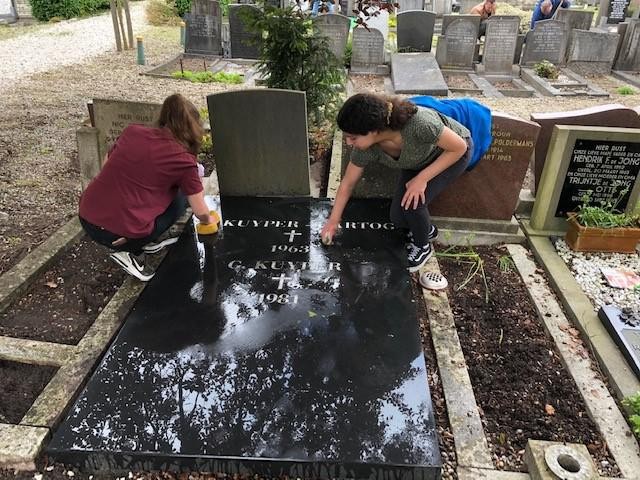Schoonmaakwerk op de begraafplaats aan het Keern.