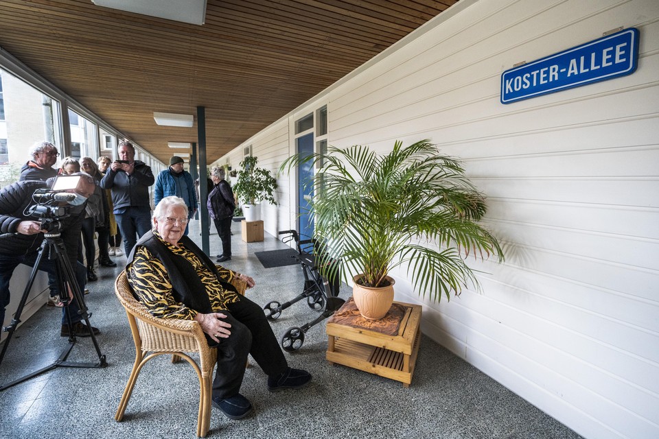 De negentigjarige Nellie Koster heeft in wooncomplex Velserhooft als eerbetoon een Koster-Allee gekregen.