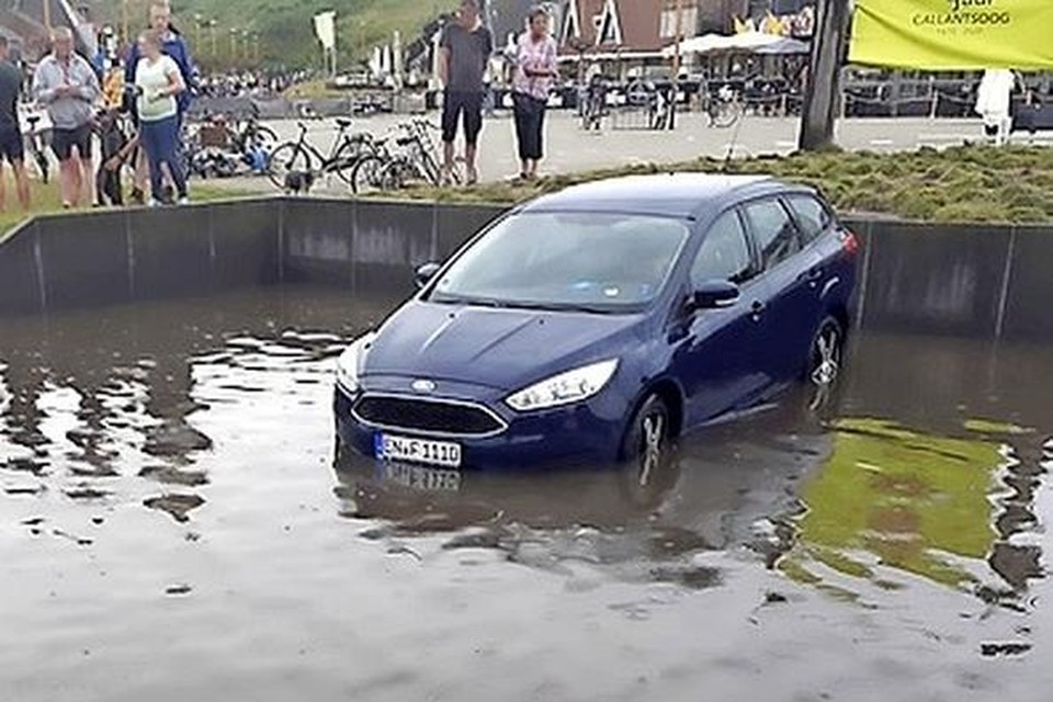 Het parkeerterrein bij het Dorpsplein in Callantsoog liepen vorig jaar augustus onder water door een hoosbui.