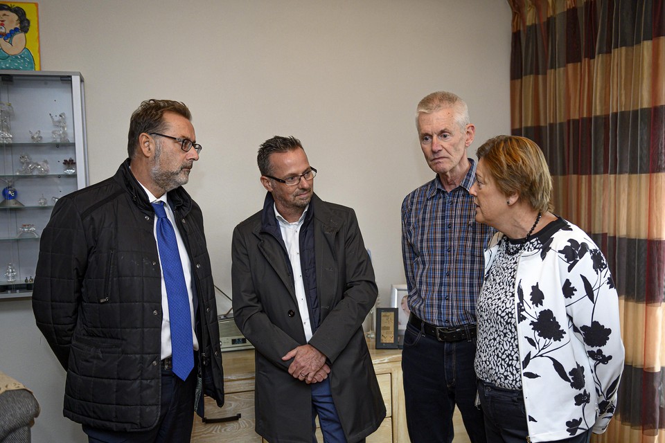 Jan en Ineke Kas (rechts) krijgen directeur-generaal Chris Kuijpers en wethouder Paul van Meekeren op bezoek in hun aardgasvrije woning.