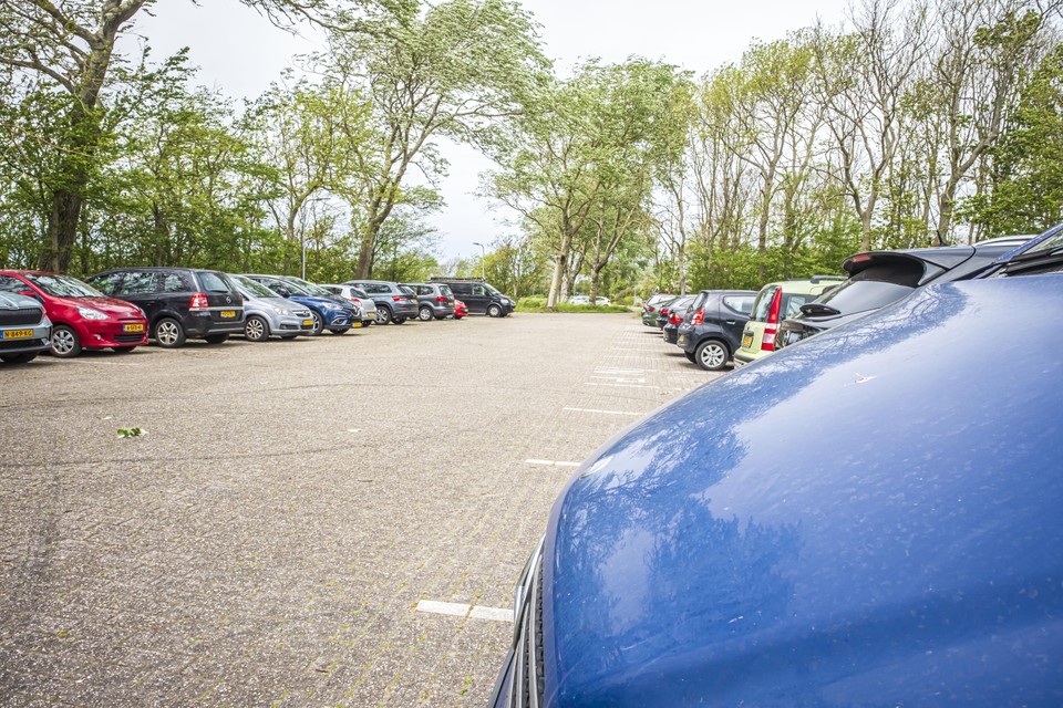 Het parkeerterrein aan de Hogedijk in Egmond-Binnen gaat in de zomer dienst doen als transferium.