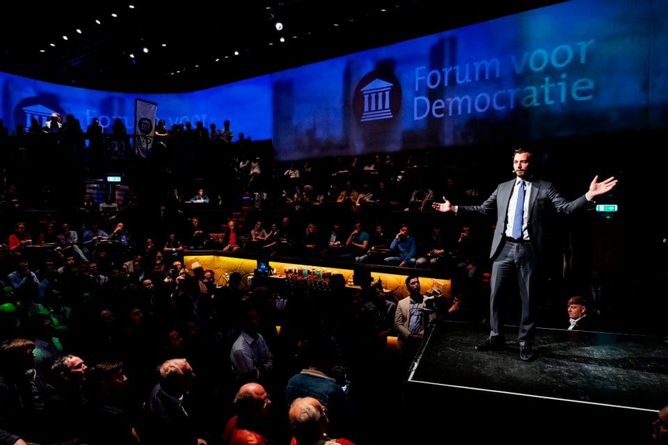 Partijleider Thierry Baudet tijdens een verkiezingsbijeenkomst van Forum voor Democratie. De foto prijkt op de cover van ’De partij dat ben ik’.