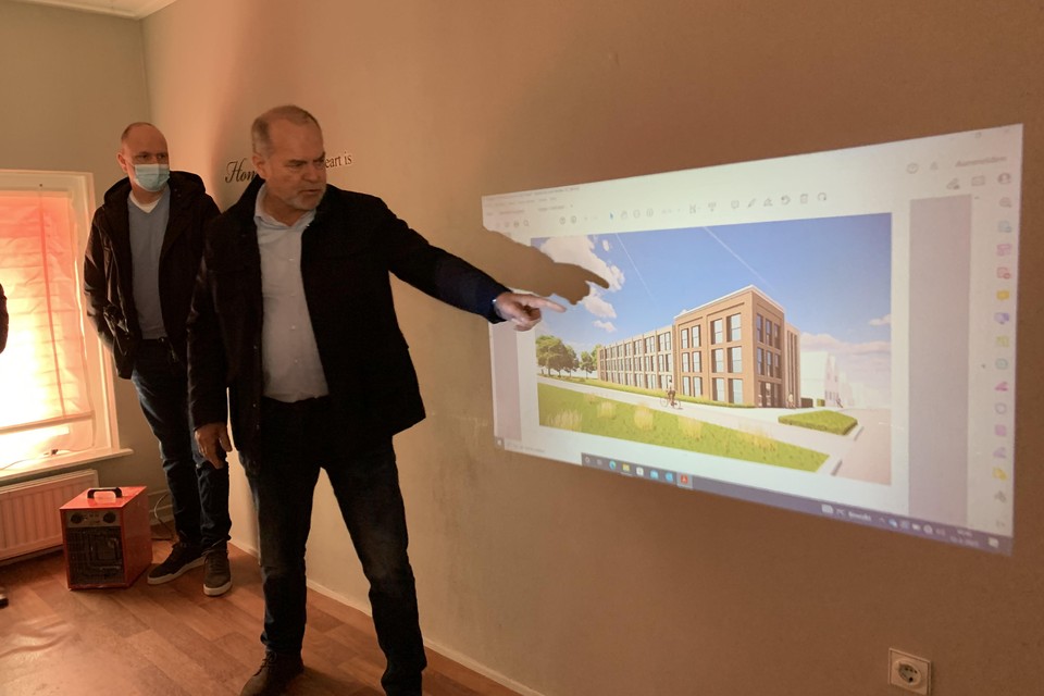 Vastgoedondernemer Pierre Komen informeert omwonenden over het toekomstige appartementencomplex in Hoorn.