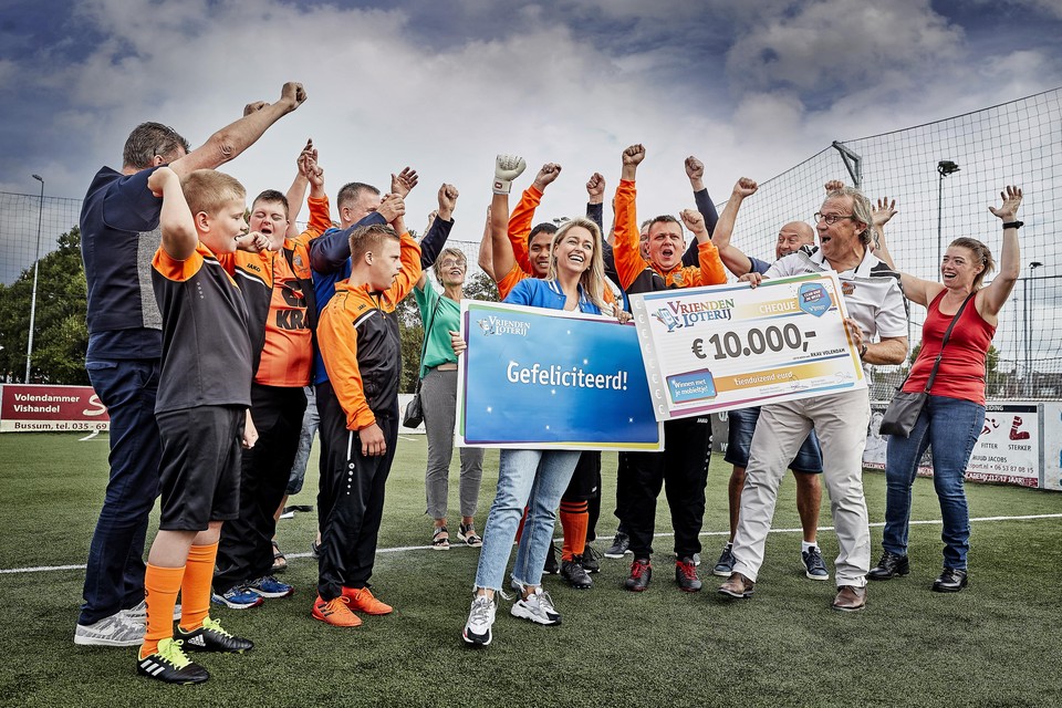 Vreugde bij de G-voetballers RKAV Volendam na het in ontvangst nemen van de cheque.