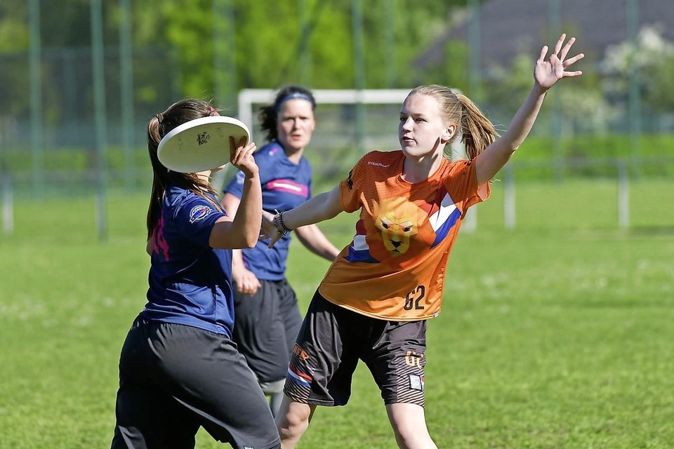 Emma Schoorl in actie voor het Nederlands frisbeeteam.