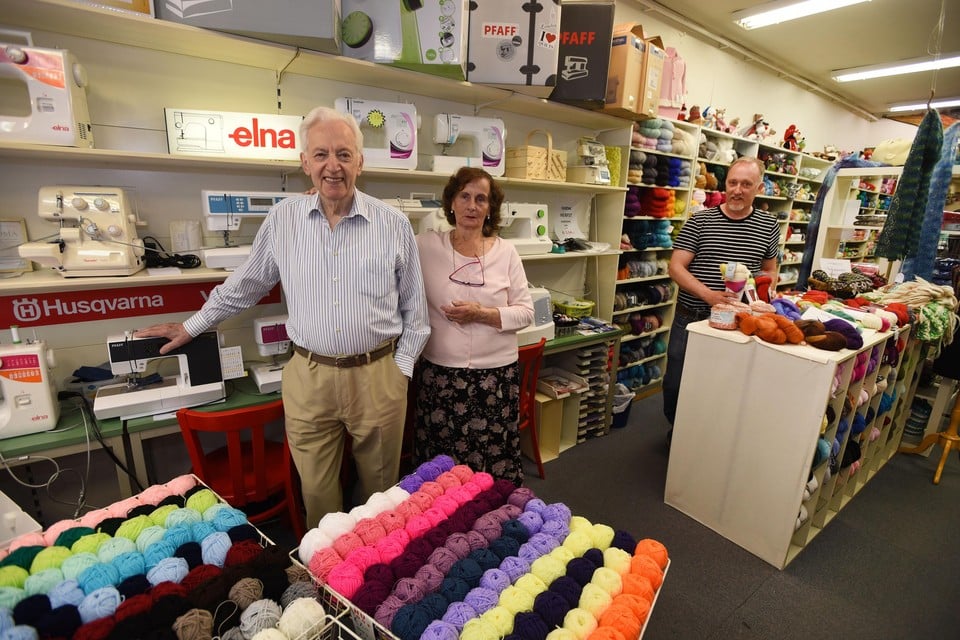 Paul, Ina en Wilbert Schouten tussen de naaimachines en het naai- en breigaren in de winkel aan het Grote Noord.