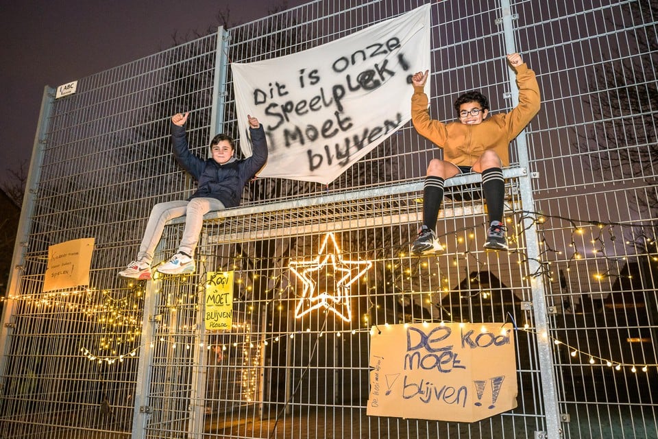 Buurtbewoners protesteren tegen het plan om de voetbalkooi te verplaatsen.