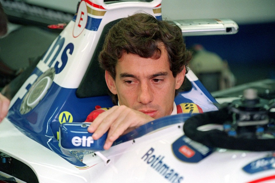 Ayrton Senna stelt zijn achteruitkijkspiegel af, kort voor de start van de Grand Prix van Imola waarin het noodlot toeslaat.