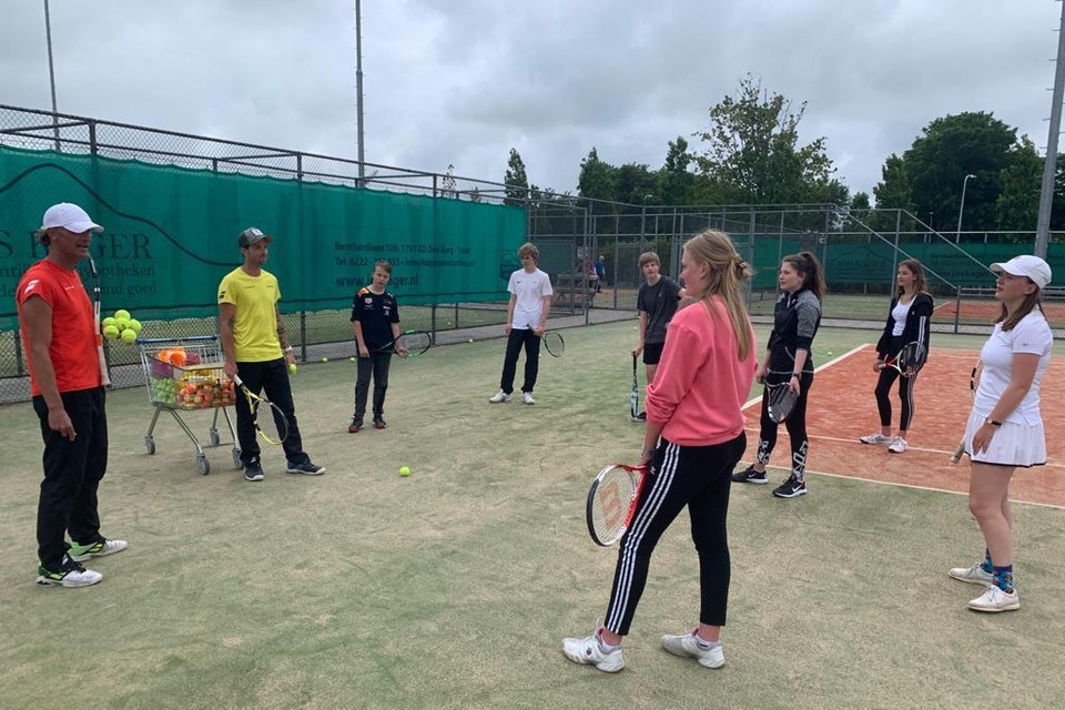 Erik Grootes onderwijst de tennisjeugd op Texel. De andere aanpak leverde de afgelopen weken negentien nieuwe leden op.