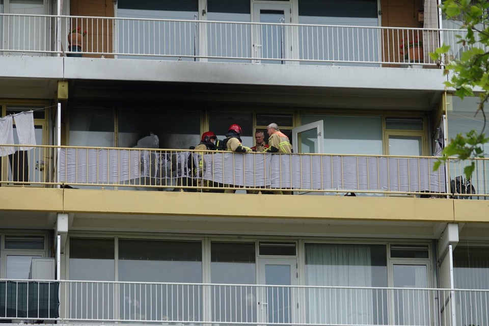 Brandweer op het balkon.