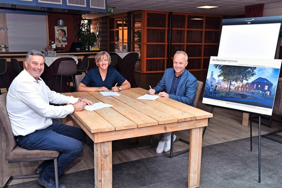 De handtekeningen voor het bouwplan zijn gezet in Het Dorpshuis: (vlnr) Arnold Henselmans (DRN), wethouder Yvonne Roos en Niels van Doorn (DRN).