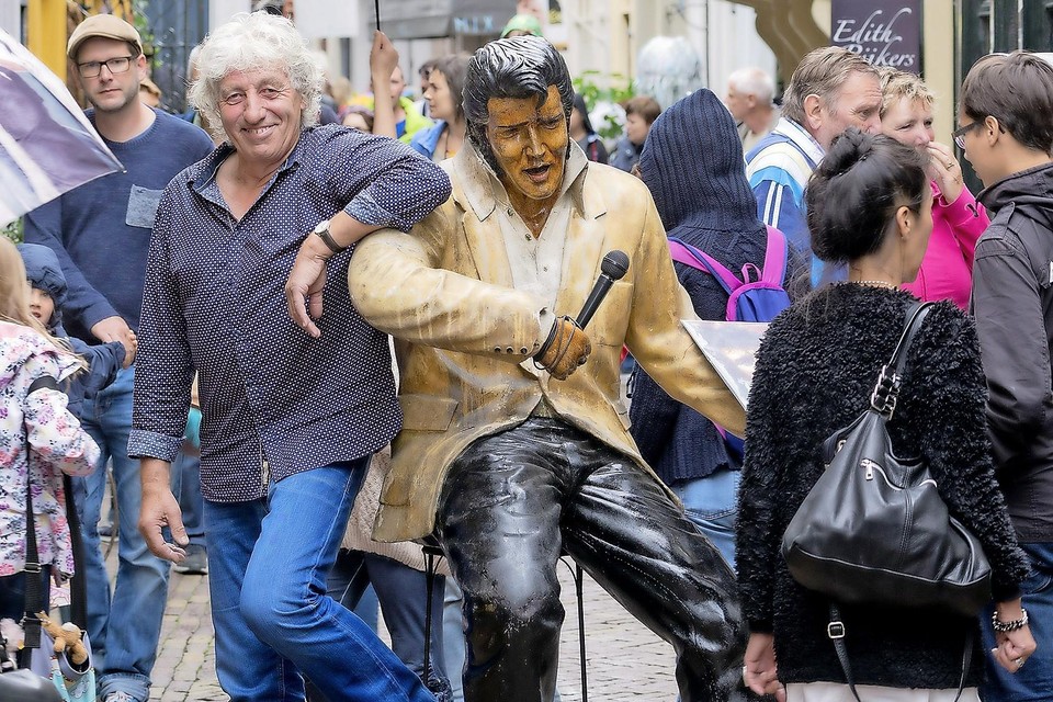 Ruud Koopman met het beeld van Elvis, veertig jaar na zijn dood een bezienswaardigheid in de Alkmaarse Hekelstraat.