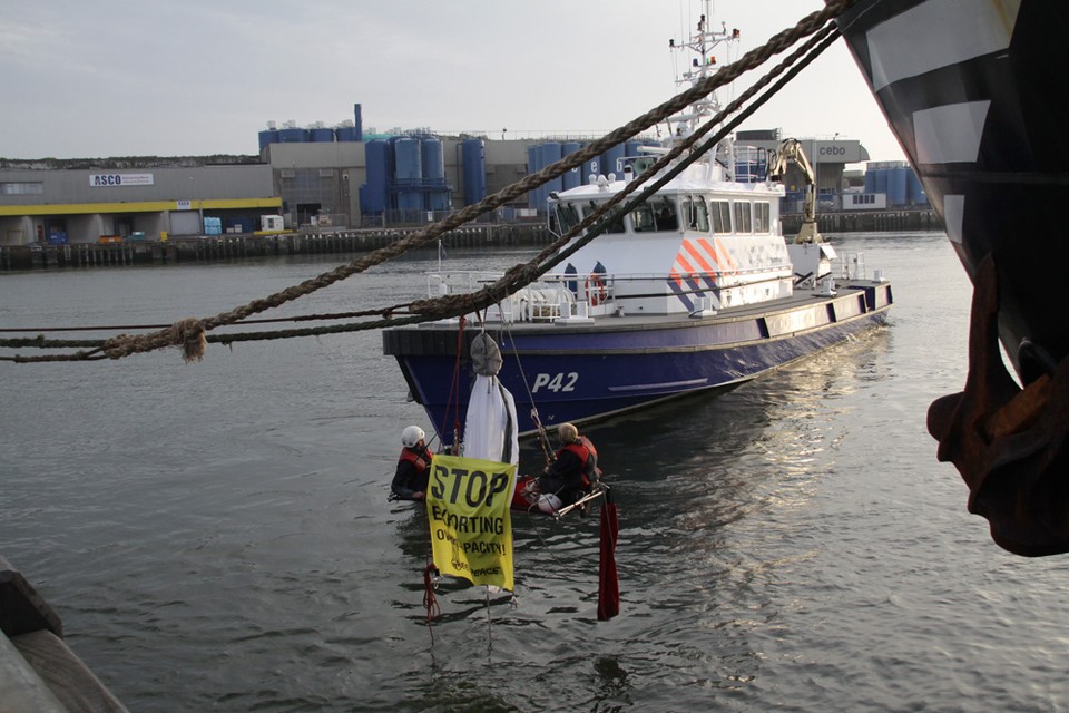 'Leg Greenpeace dwangsom op voor blokkade haven IJmuiden' / archieffoto Ko van Leeuwen