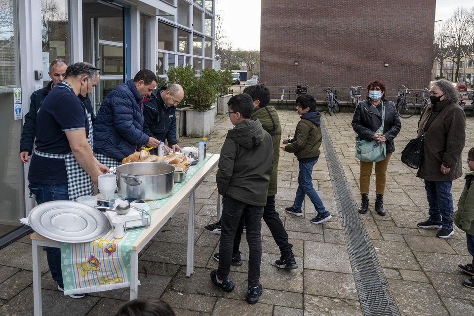 In coronatijd serveerden De Brug en de Buurtouders verse soep en pannenkoeken in Meerwijk.