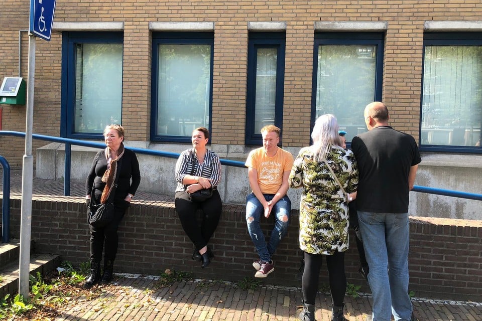 Een deel van de ouders zondag bij het politiebureau van Beverwijk.