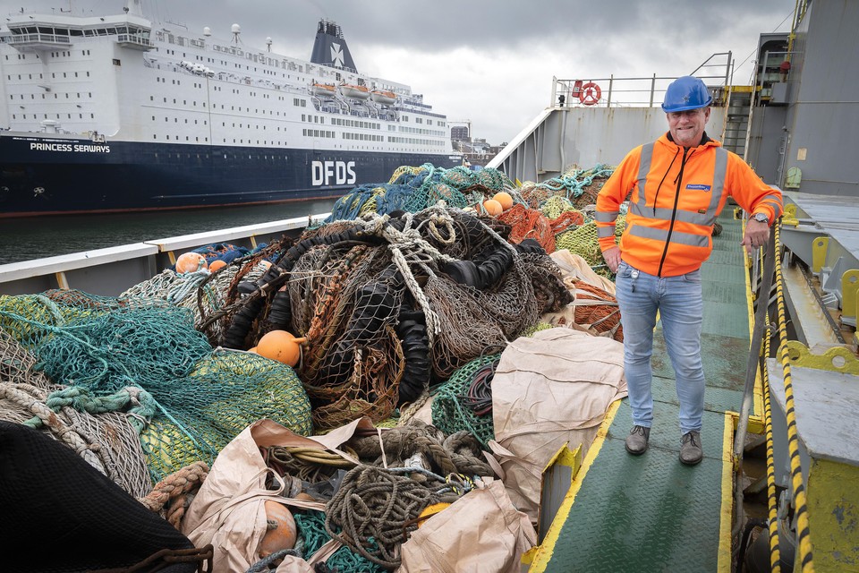 Maritiem dienstverlener Kloosterboer in IJmuiden verzamelt restanten van visnetten.