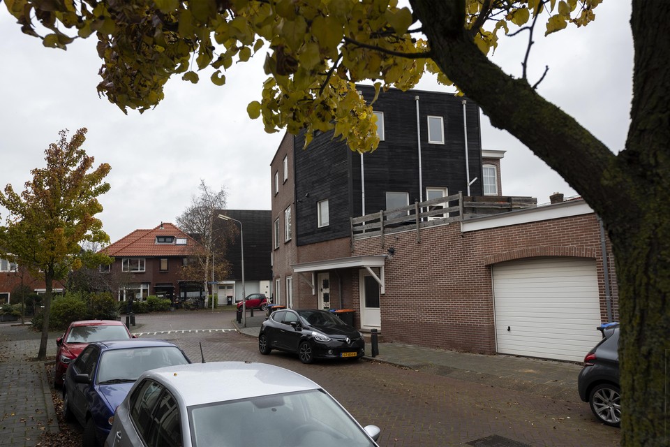 De Uitweg 1 in Velsen-Noord was eerst een illegale airbnb, nu worden er kamers verhuurd.