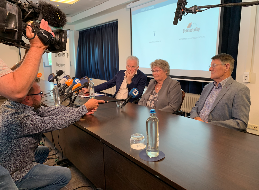 De Vries met de ouders van Tanja, Adrie en Corrie Groen, bij de lancering van stichting De Gouden Tip in Naarden.