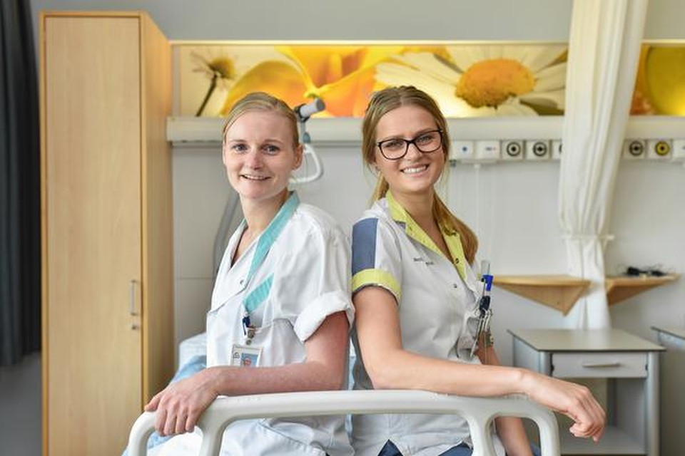 Verpleegkundige Angelique Laan werkt op afdeling acute opname in Waterlandziekenhuis. Jessica Bleeker is van afdeling chirurgie in het Westfriesgasthuis.