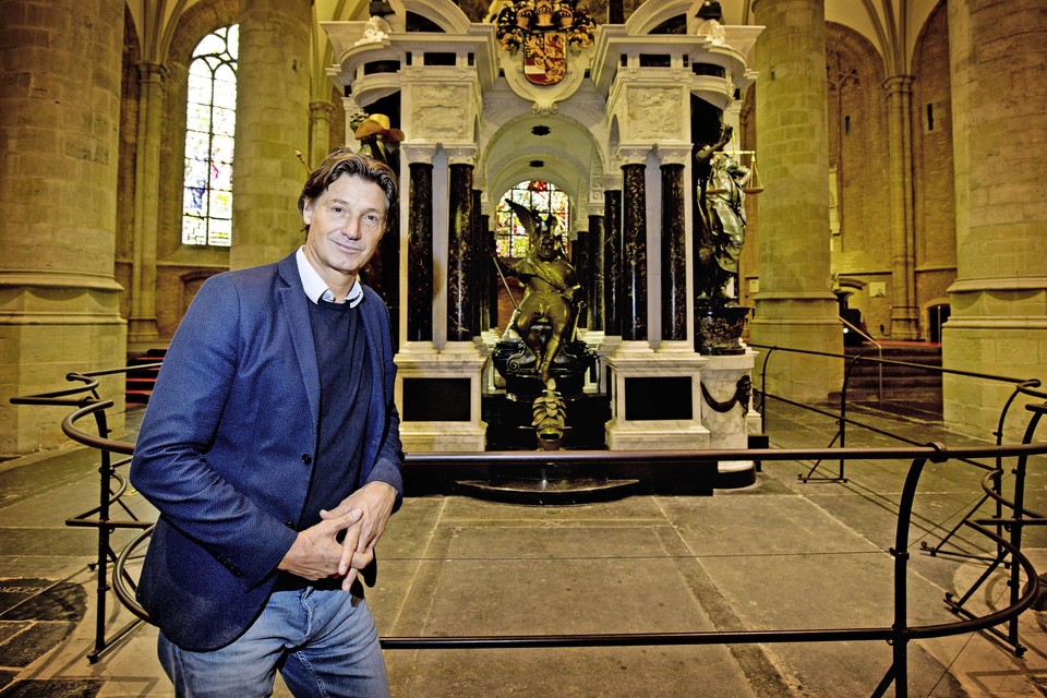 Producent Rick Engelkes bij het ontvouwen van zijn plannen voor de musical Willem van Oranje. Hier poseert hij bij het praalgraf van de hoofdpersoon in de Nieuwe Kerk in Delft.