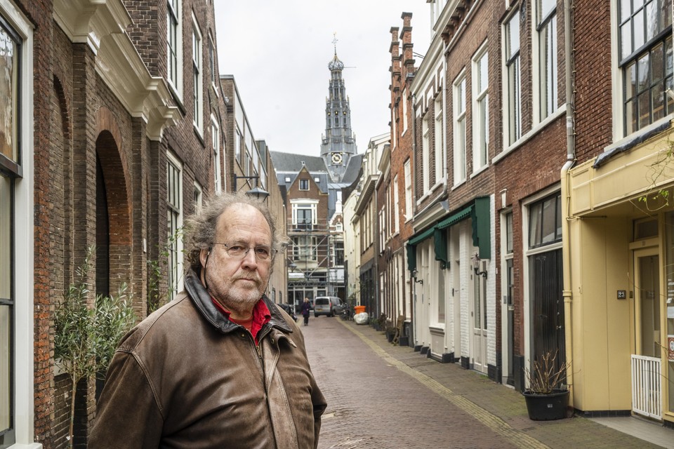 Henk Kaan in de Frankestraat. Overduidelijk is te zien dat de kerktoren vanaf dit punt naar links helt.