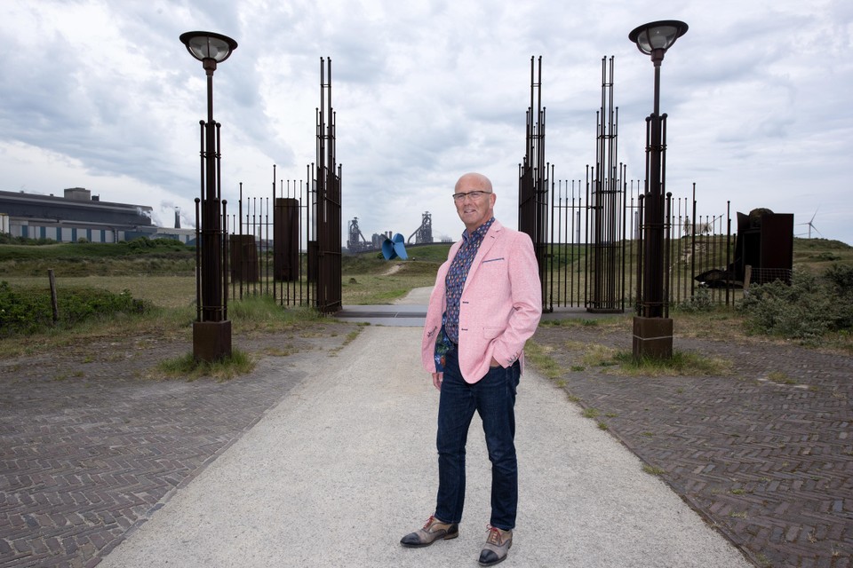Voorzitter Bert Maas voor de entree van het beeldenpark, de poort die werd gemaakt door Rudi van de Wint.