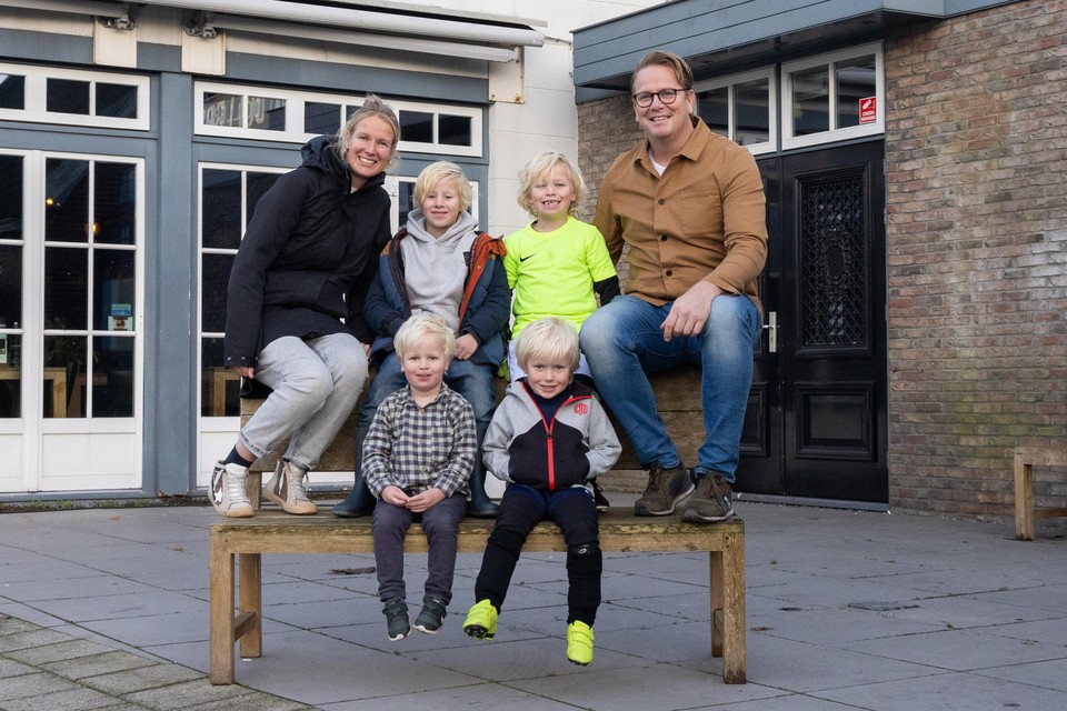 Meer tijd voor het gezin: v.l.n.r. Inge, Stijn, Mats, Barry, (voor): Cis en Loek