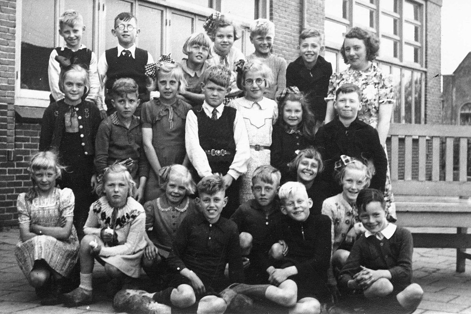 Leerlingen van de lagere school in Schagerbrug, kort na de Tweede Wereldoorlog. Wie zijn deze kinderen?