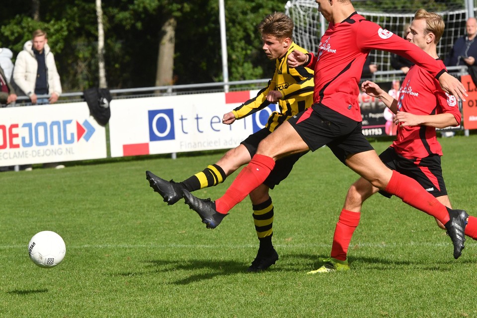 Meervogels-verdediger Sem Tiebie kan niet verhinderen dat Luc Wagenaar uit kan halen voor de 4-0 van Koedijk.