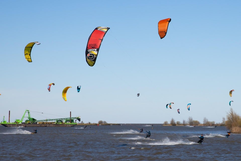 Kitesurfers in actie langs de Vooroever bij Medemblik.