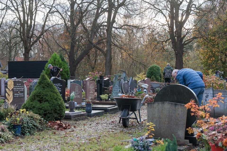 Tijdens de jubileumviering horen belangstellenden over de geschiedenis van de graven en het kerkhof zelf.